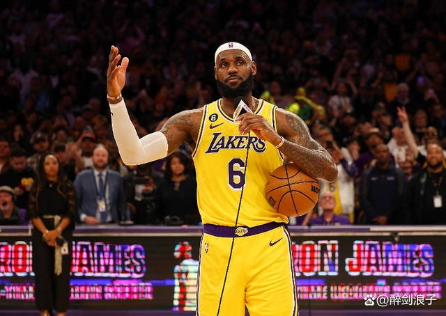 开云-詹姆斯重返赛场，晋级下一阶段首场状态出色，TES观众沸腾！-开云
